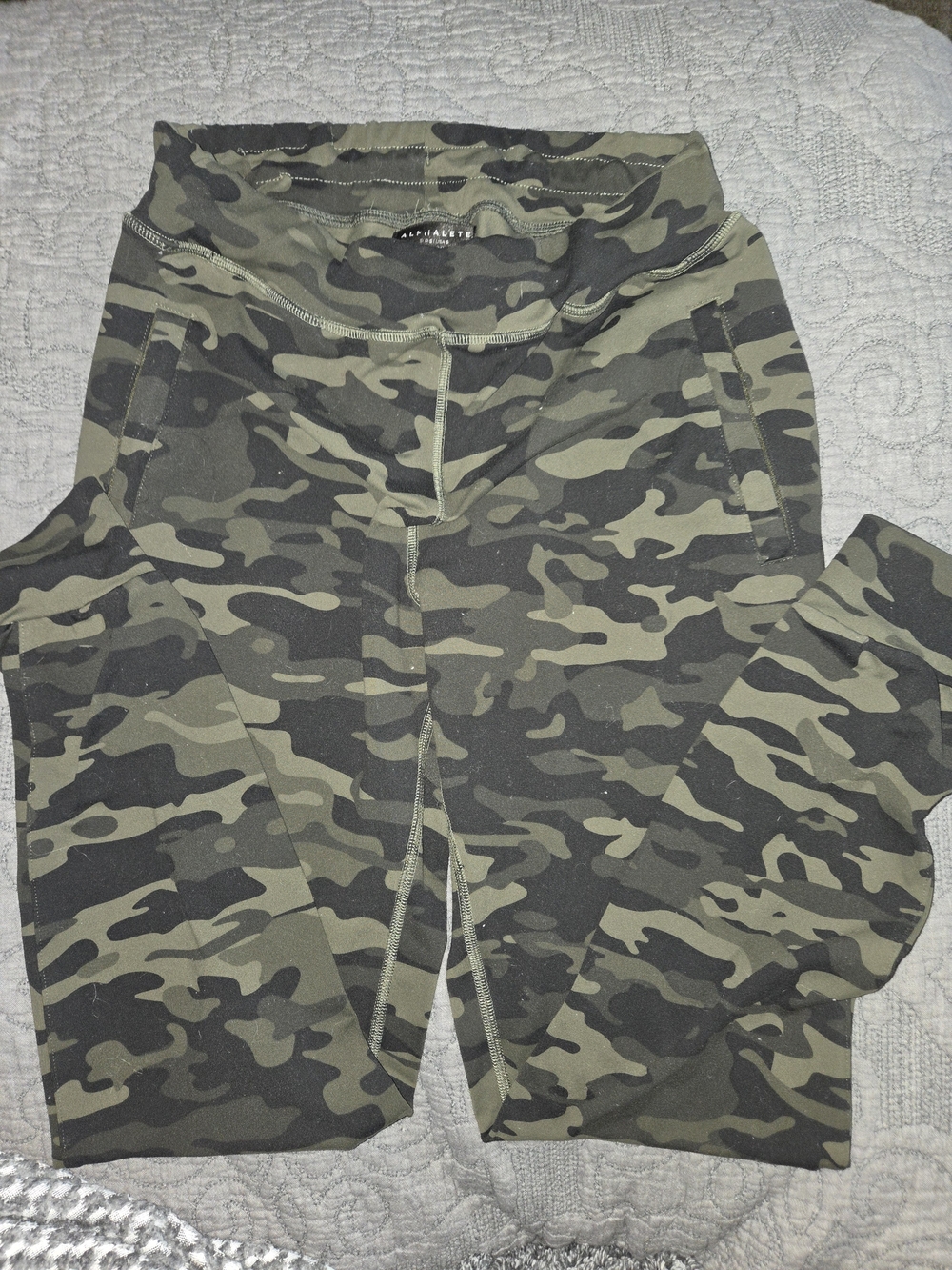 Alphalete Camo Leggings in Olive & Black